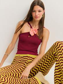 Nöista Ribbed Tank Top Features A Strap Design, A Teardrop Keyhole Cutout, And A Statement Orchid Embellishment. Stylish And Form-Fitting, It's Perfect For Summer Dates, Concerts, Or Adding Flair To Casual Looks.