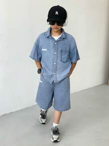 SHEIN 2件套男童时尚休闲蓝色牛仔布拼接细节设计宽松休闲衬衫上衣，搭配宽松舒适的基础款日常简约男童短裤牛仔裤套装，适合儿童穿着，柔软舒适，适合日常穿着，也适合儿童春夏穿着。 - 藍色 - 查看 4