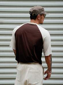 DAZY Camiseta de manga corta con bloqueo de color e impresión de número para hombres, ropa de otoño - Marrón - Ver 2