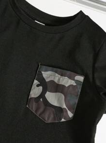 2 件休闲迷彩图案撞色口袋短袖 T 恤和裤子套装，适合男孩春秋季通勤、上学、休闲、运动