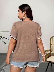 Calvaya 撞色饰边 V 领喇叭袖休闲修身舒适针织大码夏季 T 恤 - 卡其色 - 查看 2