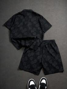 Manfinity EMRG 男士度假休闲风，INS风短袖衬衫短裤套装，黑色底色，饰以向日葵提花和亮片设计，时尚百搭。弹性腰带提升穿着舒适度，尽显法式休闲浪漫风情。这套服装非常适合夏威夷海滩度假、音乐节以及日常穿着，是送给男友或老公的绝佳礼物。男士短袖衬衫套装，时尚夏季之选，男士短裤套装，男士两件套，男士短裤两件套 - 黑色 - 查看 7