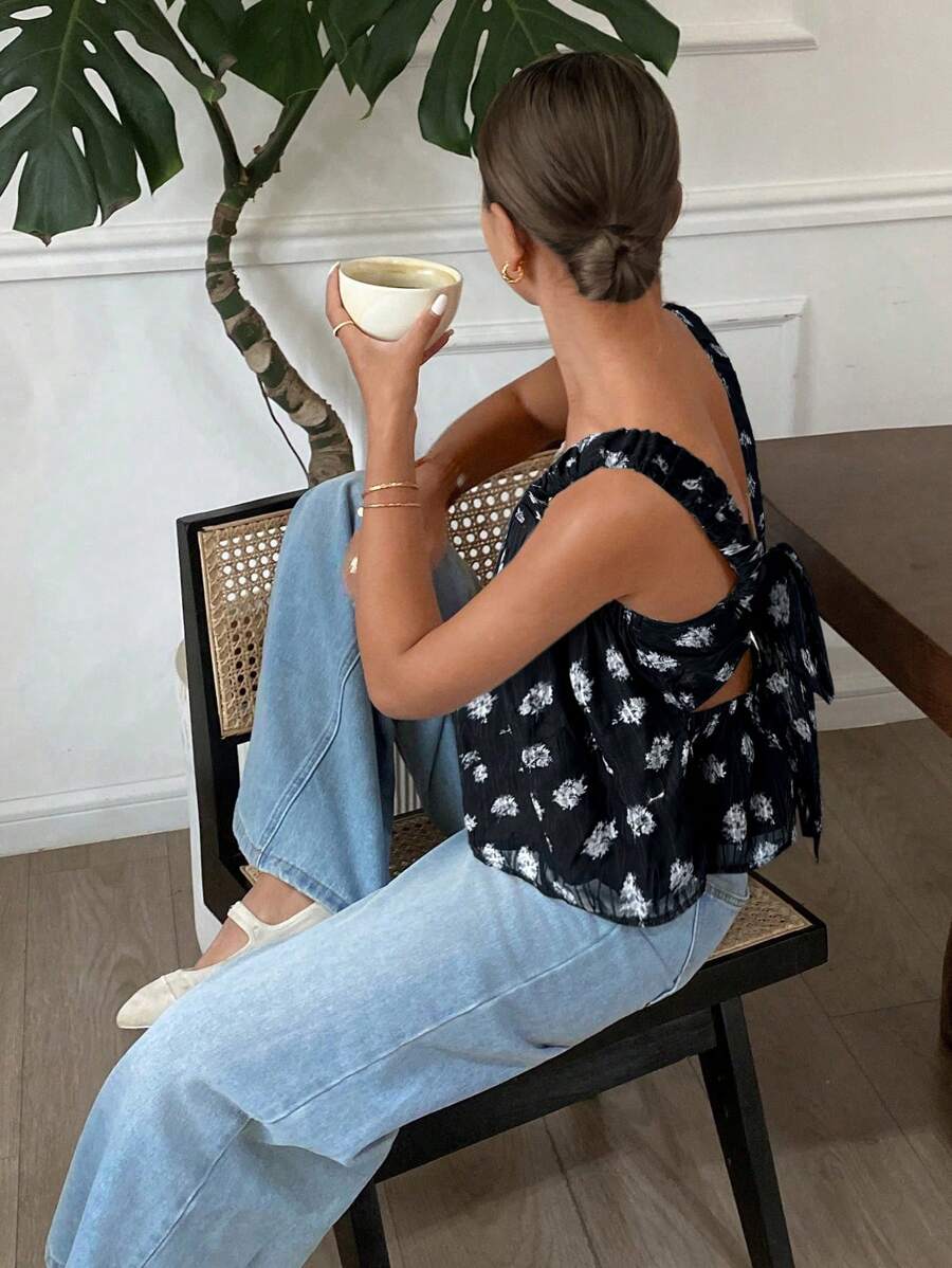 SHEIN Frenchy 女士度假印花编织提花后系带荷叶边下摆背心，夏季度假露背欧洲夏季露背上衣，碎花图案狂欢上衣狂欢伊比沙岛海滩可爱外出上衣生日度假 - 黑與白 - 查看 1