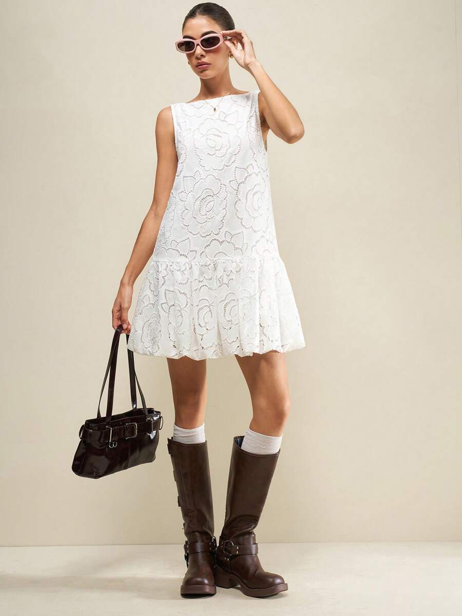 Muvela Robe élégante à mini fleurs brodées pour femme, col rond, sans manches, ourlet à volants, élégante et à la mode, blanche, sophistiquée et gracieuse