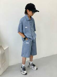 SHEIN 2件套男童时尚休闲蓝色牛仔布拼接细节设计宽松休闲衬衫上衣，搭配宽松舒适的基础款日常简约男童短裤牛仔裤套装，适合儿童穿着，柔软舒适，适合日常穿着，也适合儿童春夏穿着。 - 藍色 - 查看 8