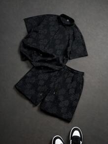 Manfinity EMRG 男士度假休闲风，INS风短袖衬衫短裤套装，黑色底色，饰以向日葵提花和亮片设计，时尚百搭。弹性腰带提升穿着舒适度，尽显法式休闲浪漫风情。这套服装非常适合夏威夷海滩度假、音乐节以及日常穿着，是送给男友或老公的绝佳礼物。男士短袖衬衫套装，时尚夏季之选，男士短裤套装，男士两件套，男士短裤两件套 - 黑色 - 查看 5