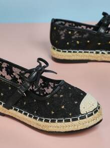 Mini mi #CC 风格女孩蝴蝶结系带蕾丝和黄麻波西米亚风黑色帆布平底鞋 – 从游乐场到海滩度假胜地 - 黑色 - 查看 4