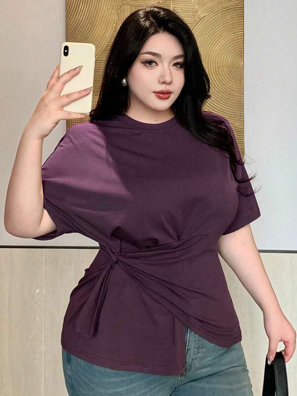 Dazy Plus Camiseta casual de manga corta con cuello redondo, dobladillo asimétrico y cordón unicolor