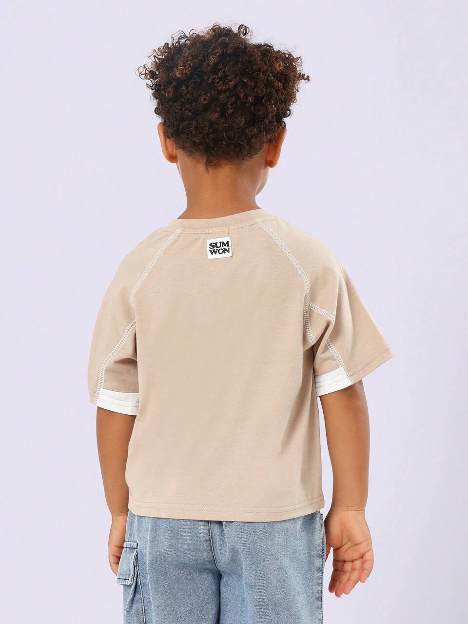 Camiseta esportiva com decote em V