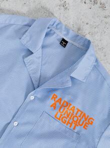 Manfinity Roghcode Herren Freizeitmode Straße Slogan Streifen Muster Hemd mit Kragen und kurzen Ärmeln und Shorts mit Kordelzug Taille, Sommer - Blau-Weiß - Übersicht 4