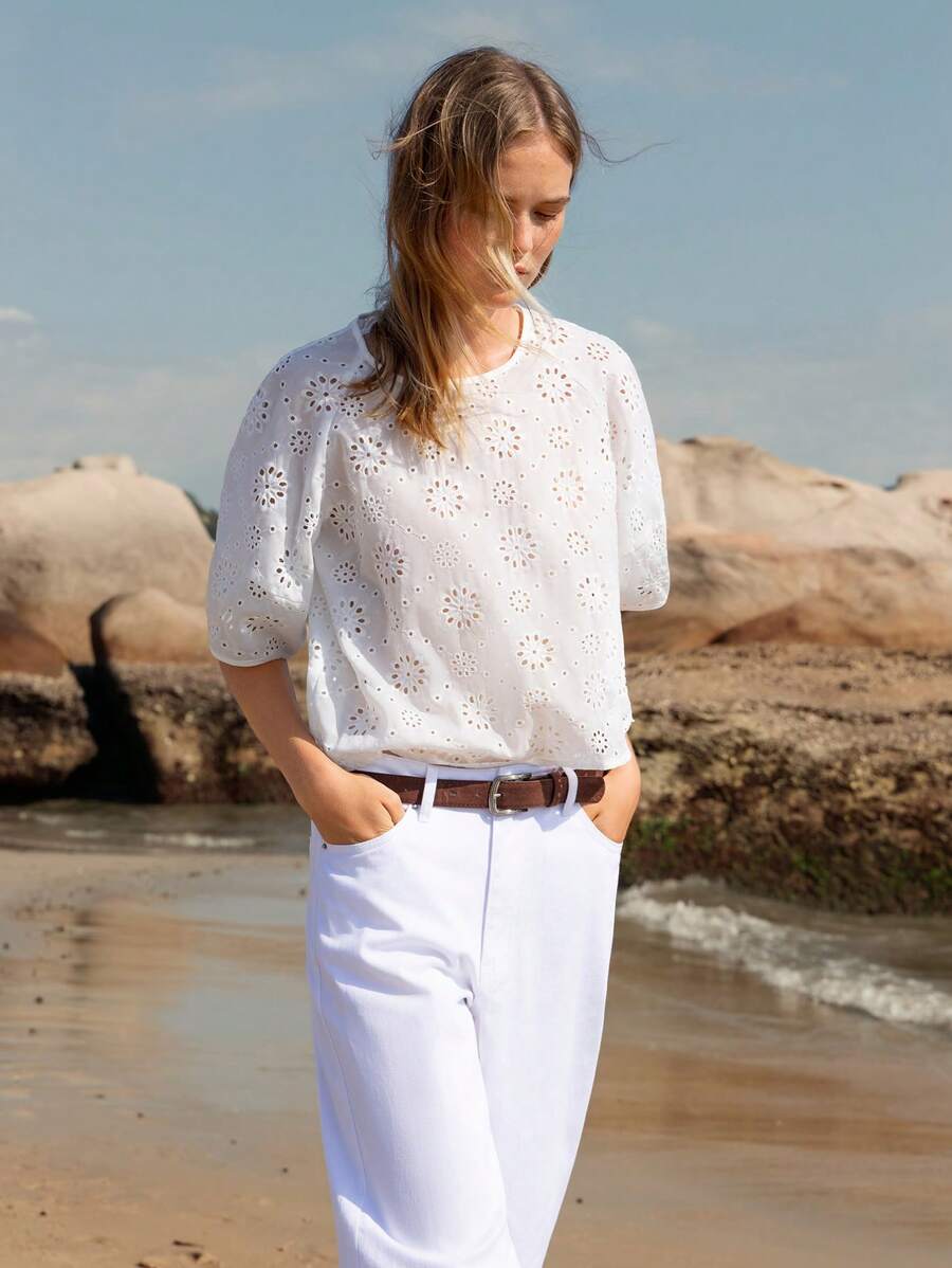 Lumivelle 女士镂空刺绣短袖衬衫，休闲度假装 - 白色 - 查看 1