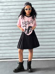 SHEIN Conjunto de niña preadolescente con blusa suelta con cuello en V y estampado gráfico, y falda plisada, conjunto de ropa casual tipo streetwear, apto para uso diario, salidas, reuniones casuales, primavera/verano