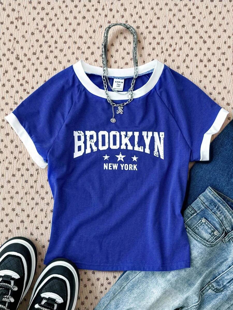 少女字母和旗帜印花短款紧身短袖 T 恤，撞色块，运动队制服，适合家庭户外春季野餐、日常穿着、运动比赛