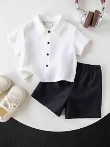 SHEIN 2 Stück/Set Baby Jungen Sommer süßes Straßenmotiv mit Buchstaben, weißes Kurzarmhemd & elastische Taille schwarze Shorts Set