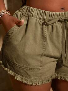 SHEIN SXY 大码女式新款春夏复古水洗弹力腰流苏下摆短裤，适合日常穿着、音乐节、音乐会、狂欢派对、海滩度假、约会之夜、生日、单身派对、俱乐部、可爱、休闲、购物、街头服饰、外出、风骚、易于搭配和修身、凸显身材、修饰身材 - 軍綠色 - 查看 6