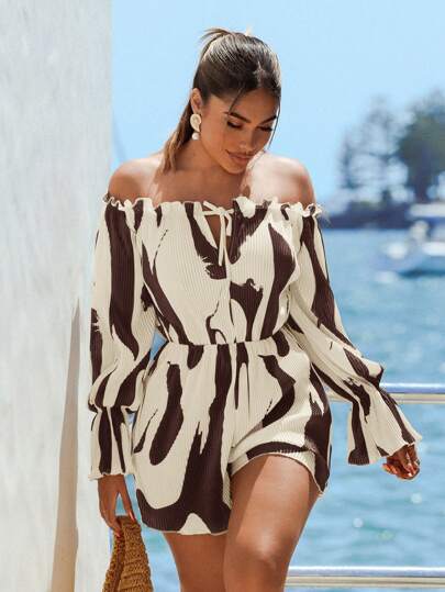 SHEIN SXY 大码女式性感黑白抽象条纹印花褶皱露肩荷叶边连体裤。适合性感妩媚的职场女郎、舞会、情人节、邮轮旅行、通勤、商务、复古、派对、度假、外出、富贵、层次感丰富的场合、约会之夜、聚会、极简主义、生日、正式活动、辣妹风、伊比沙岛、纳什维尔、休闲、端庄、时尚、休闲、购物、街头风、外出等各种场合。凸显身材，修饰身形。