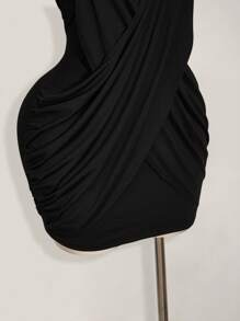 Hourglow 大码女式纯色 V 领褶皱拼布不对称下摆紧身连衣裙，Y2K 性感短裙，金属肩带装饰 - 黑色 - 查看 5