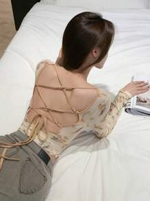 DAZY Áo kiểu nữ dài tay Encore màu đỏ in hoa toàn thân, khoét lưng, dây rút buộc phía trước, phối lưới tương phản, thích hợp cho mùa thu và lễ Phục sinh. - Màu be - Xem 5