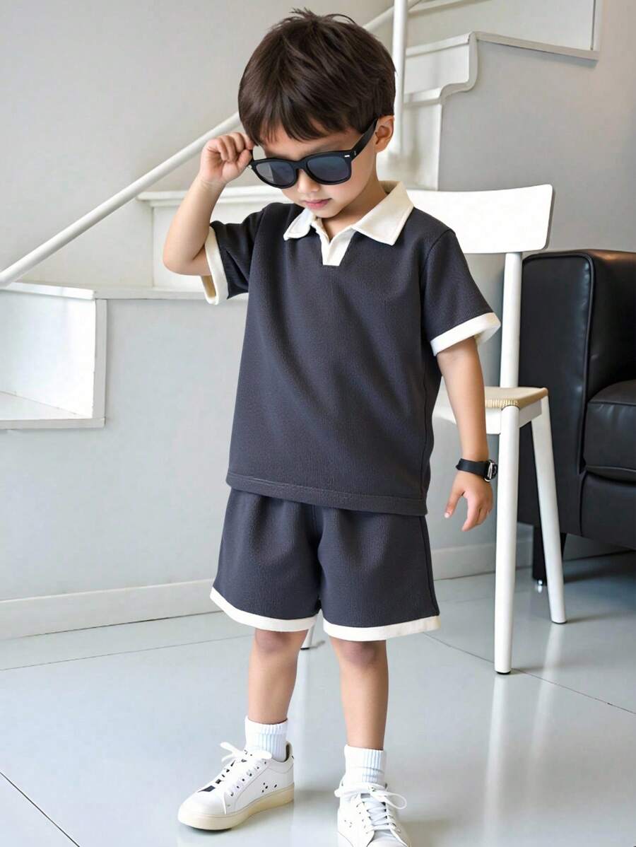 Genkimix Kids 2 件装年轻男孩针织领短袖 Polo 衫和短裤套装，纯色简约运动装 - 深灰色 - 查看 1