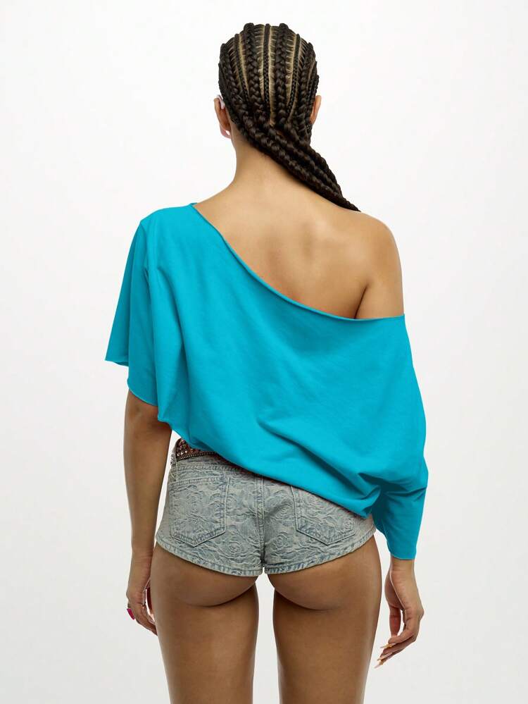 SUMWON WOMEN Off Shoulder Asymmetric Graphic Statement Crop Top