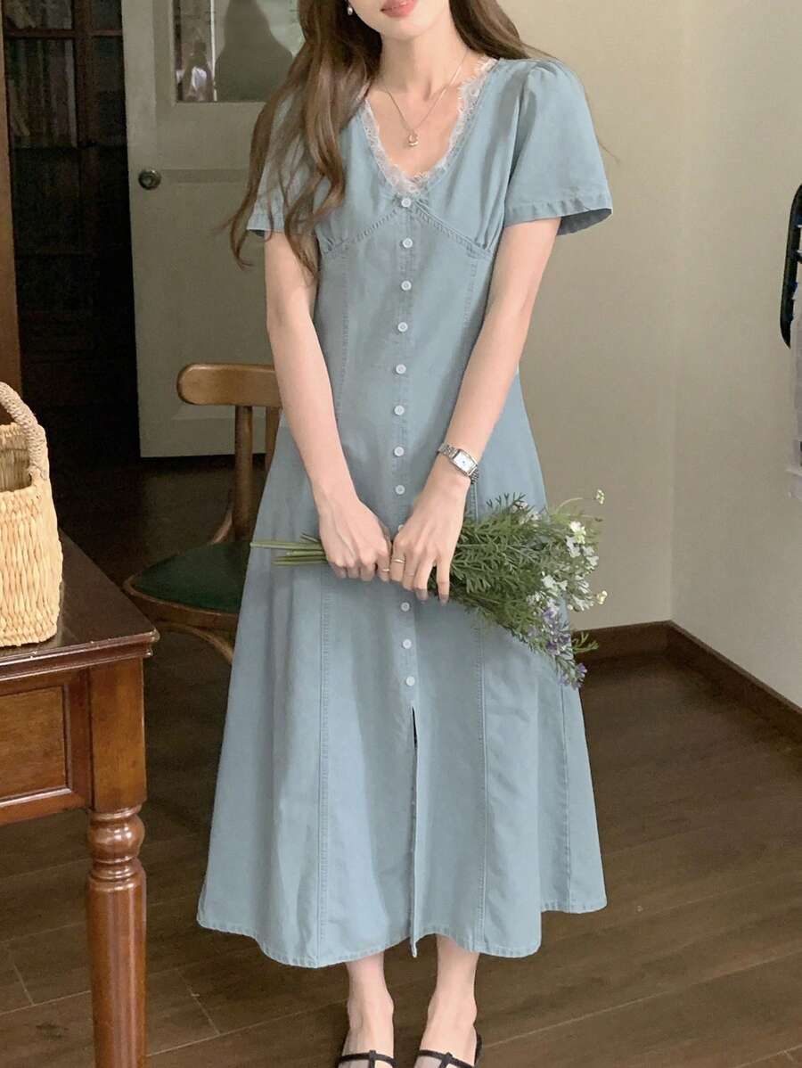 DAZY Váy denim cổ điển màu nhạt có cổ ren, cạp chun, dài - Rửa nhẹ - Xem 1