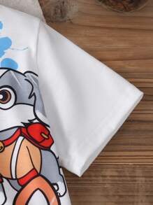 Conjunto informal de 2 piezas de camiseta de manga corta con cuello redondo y estampado de dibujos animados y pantalones cortos para niño pequeño