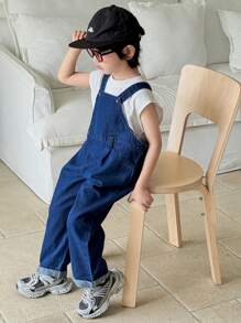 SHEIN Salopetă urbană casual confortabilă, albastru închis, cu tiv pliat, croială lejeră, din denim, cu bretele lejere, casual și versatilă pentru haine de copii, haine de purtare de patru anotimpuri și ținute de zi cu zi pentru băieți mici