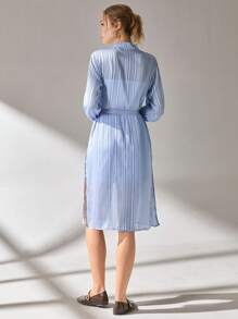 CLARA VERO Conjunto de dos piezas de algodón, camisa de manga larga con botones y nudo adelante, shorts elásticos de cintura alta con volantes, material de algodón texturizado, colección para resort de playa, ropa de verano, detalle de dobladillo crudo, estilo casual de vacaciones, silueta holgada, ropa de playa moderna, moda bohemia de verano, ropa informal y cómoda, colección de resort, conjunto casual de fin de semana, diseño contemporáneo, look fresco de verano, conjunto de tela ligera y transpirable