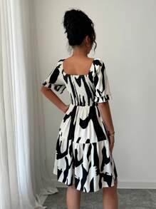 Chiquease 女式杏色印花褶皱迷你连衣裙，修身设计，休闲度假风格，短袖 - 杏色 - 查看 2