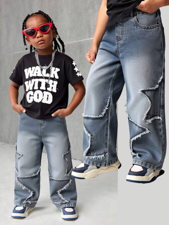 Jeans en denim bleu ample avec style de rue jeune garçon effet délavé et patchwork étoile. Vêtements pour enfants, costume de garçon, tenue de tous les jours, tenue de rue et vêtements pour enfants pour les quatre saisons et la rentrée scolaire