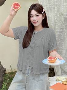 Dazy Plus Camiseta de manga corta con cuello redondo de unicolor y parches de encaje para tallas grandes - Gris - Ver 4