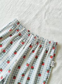 SHEIN 2 件女婴幼儿春夏时尚假日蕾丝草莓条纹纹理编织吊带背心上衣 + 裤子套装，婴儿/新生儿蓝色服装