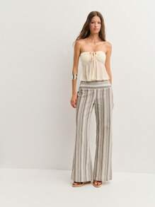 Nöista Pantalones acampanados a rayas con cintura elástica cómoda. Perfecto para atuendos de verano, vibraciones del festival de São João o looks relajados para vacaciones en EE. UU. Mezcla suave de lino.