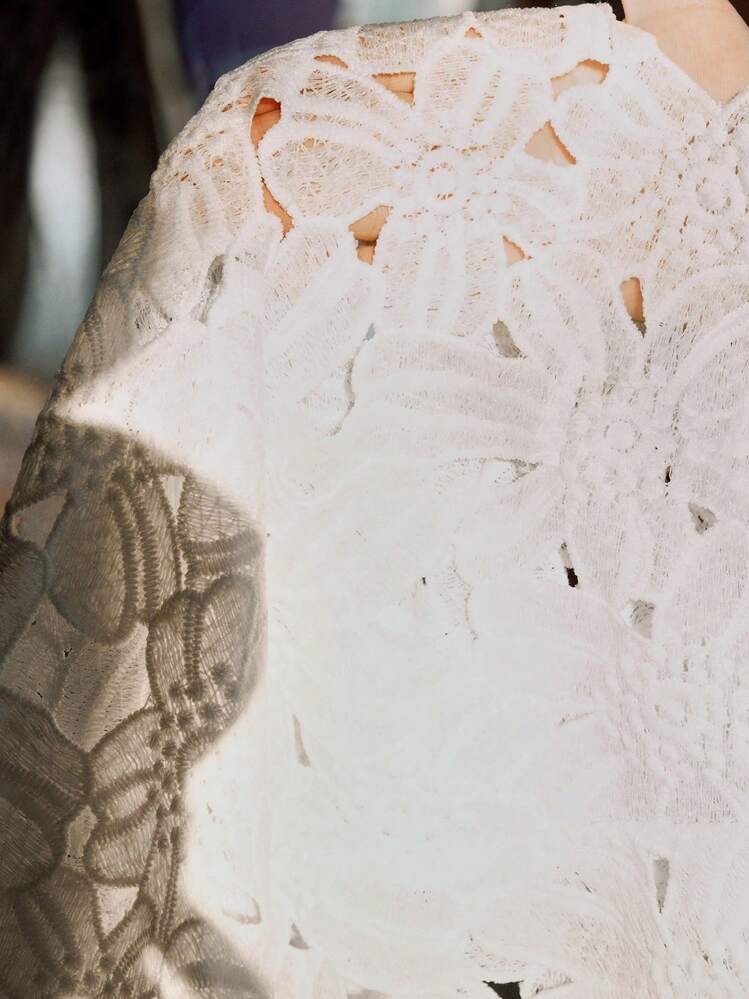 Arave Conjunto de 2 peças de renda para mulheres, top cropped de manga curta com bordado e recorte a laser, calça pantalona, conjunto casual de férias para mulheres, conjuntos para mulheres, roupas de cruzeiro para mulheres, roupas de férias europeias, conjunto de 2 peças, conjunto branco, look de aniversário para mulheres, conjunto de 2 peças de renda, conjunto de 2 peças de renda branca, conjunto de 2 peças, roupas de outono para mulheres, looks de outono para mulheres, roupas de outono - Branco - Visão 8