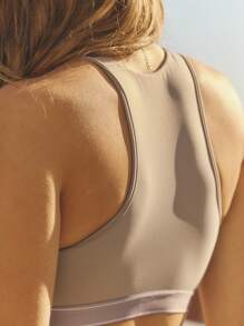 Aralina Leisurewaer 高光泽面料弹性腰带标志运动健身短款上衣 - 灰色 - 查看 2