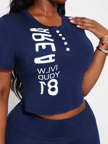 SHEIN SXY 大码女装两件套 - 修身街头风蓝色字母印花T恤和高腰紧身蓝色短裤，适合性感妩媚的职场女性、舞会、情人节、邮轮旅行、通勤、商务、复古、派对、度假、外出、老钱风、层次感丰富的穿搭、约会之夜、聚会、极简主义、生日、正式场合、辣妹风、伊比沙岛风、纳什维尔风、休闲、低调、时尚、休闲、购物、街头风、外出等各种场合，凸显身材，修饰身形。 - 藏蓝色 - 查看 3