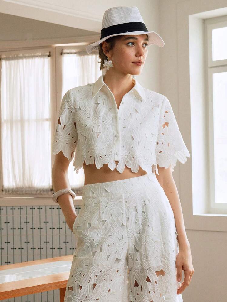Arave Conjunto de 2 peças de renda para mulheres, top cropped de manga curta com bordado e recorte a laser, calça pantalona, conjunto casual de férias para mulheres, conjuntos para mulheres, roupas de cruzeiro para mulheres, roupas de férias europeias, conjunto de 2 peças, conjunto branco, look de aniversário para mulheres, conjunto de 2 peças de renda, conjunto de 2 peças de renda branca, conjunto de 2 peças, roupas de outono para mulheres, looks de outono para mulheres, roupas de outono - Branco - Visão 7