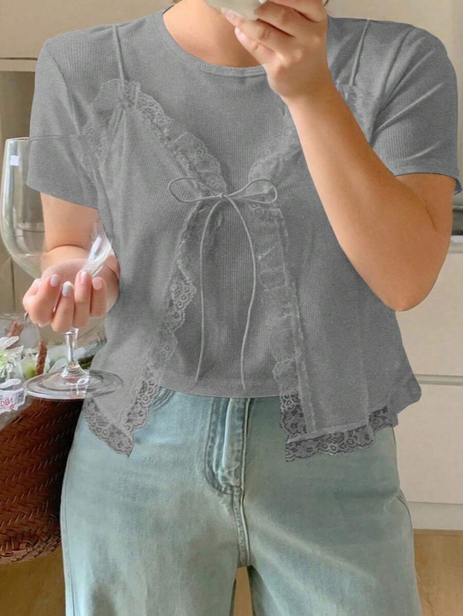 Dazy Plus Camiseta de manga corta con cuello redondo de unicolor y parches de encaje para tallas grandes - Gris - Ver 1