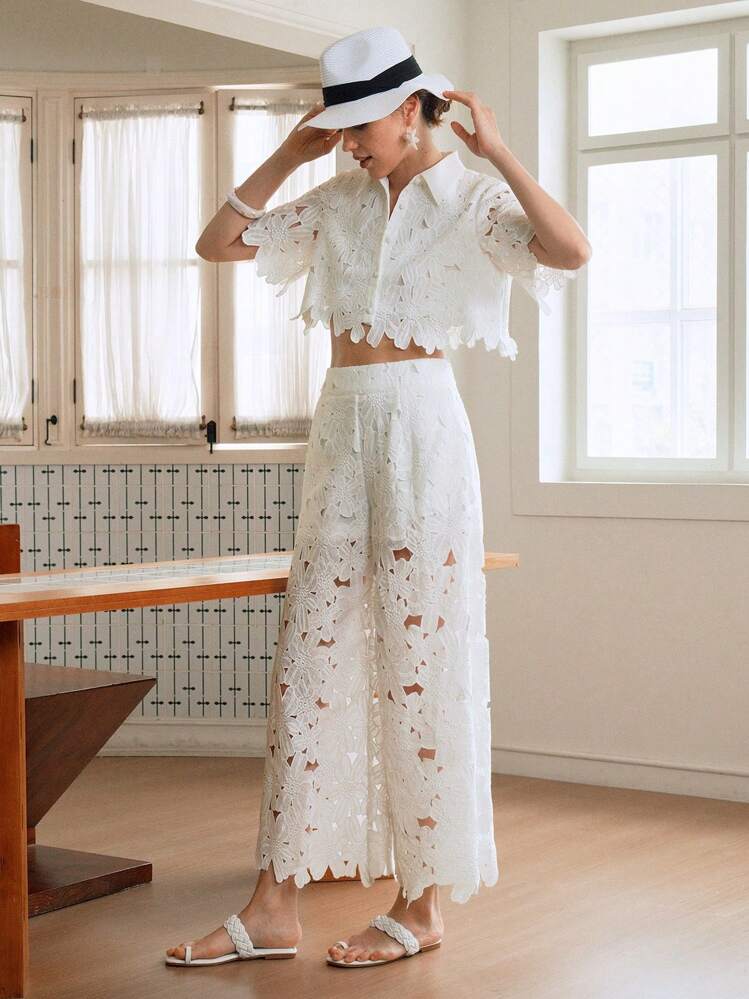 Arave Conjunto de 2 peças de renda para mulheres, top cropped de manga curta com bordado e recorte a laser, calça pantalona, conjunto casual de férias para mulheres, conjuntos para mulheres, roupas de cruzeiro para mulheres, roupas de férias europeias, conjunto de 2 peças, conjunto branco, look de aniversário para mulheres, conjunto de 2 peças de renda, conjunto de 2 peças de renda branca, conjunto de 2 peças, roupas de outono para mulheres, looks de outono para mulheres, roupas de outono - Branco - Visão 6