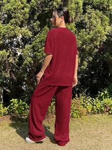 SHEIN EZwear 针织纹理宽松T恤和裤子休闲套装，夏季 - 酒紅色 - 查看 2