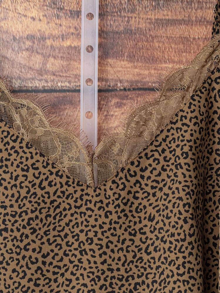 SHEIN VCAY Regata Solta com Alças Finas, Decote em V e Babados com Estampa de Onça para Mulheres Plus Size, Top Casual Estiloso com Estampa Ocidental para Festa na Piscina, Estilo Boho Chic Hippie para Mulheres em Brunch, Aeroporto, Férias na Praia, Passeio Urbano, Férias em Ilha, Lua de Mel, Estilo Vintage - Caqui - Visão 4