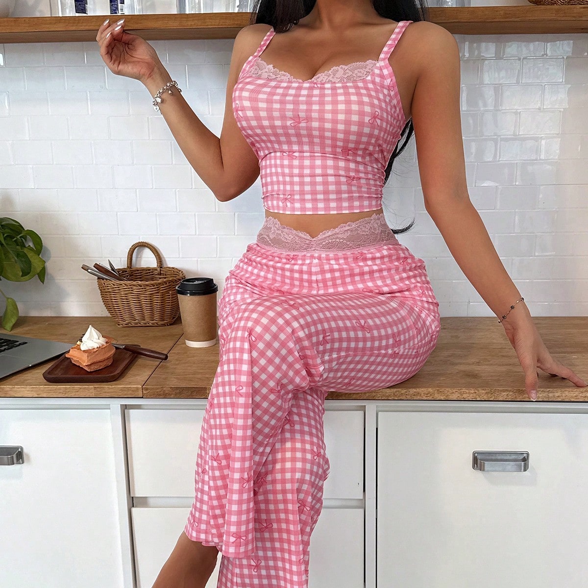 Conjunto de pijama para mujer con top de tirantes con lazo y encaje y pantalón acampanado a cuadros retro