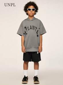 SHEIN Explorewe Bộ 2 áo hoodie và quần short họa tiết chữ Tween Boy, in chữ "ATLANTA", thiết kế có mũ trùm đầu tạo điểm nhấn, kết hợp với quần short đen. Bộ hoodie này với chủ đề đặc trưng và cảm giác thoải mái khi mặc, đã trở thành món đồ yêu thích của các tín đồ thời trang. - Xám - Xem 4