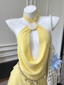 SHEIN EZwear Vestido mini nuevo y sexy con espalda descubierta, cuello halter, decoración de concha, hebilla, escote en V profundo, volantes asimétricos en el bajo, en color crema amarillento sólido, para primavera y verano, estilo hada para mujer, vestido de playa pastel