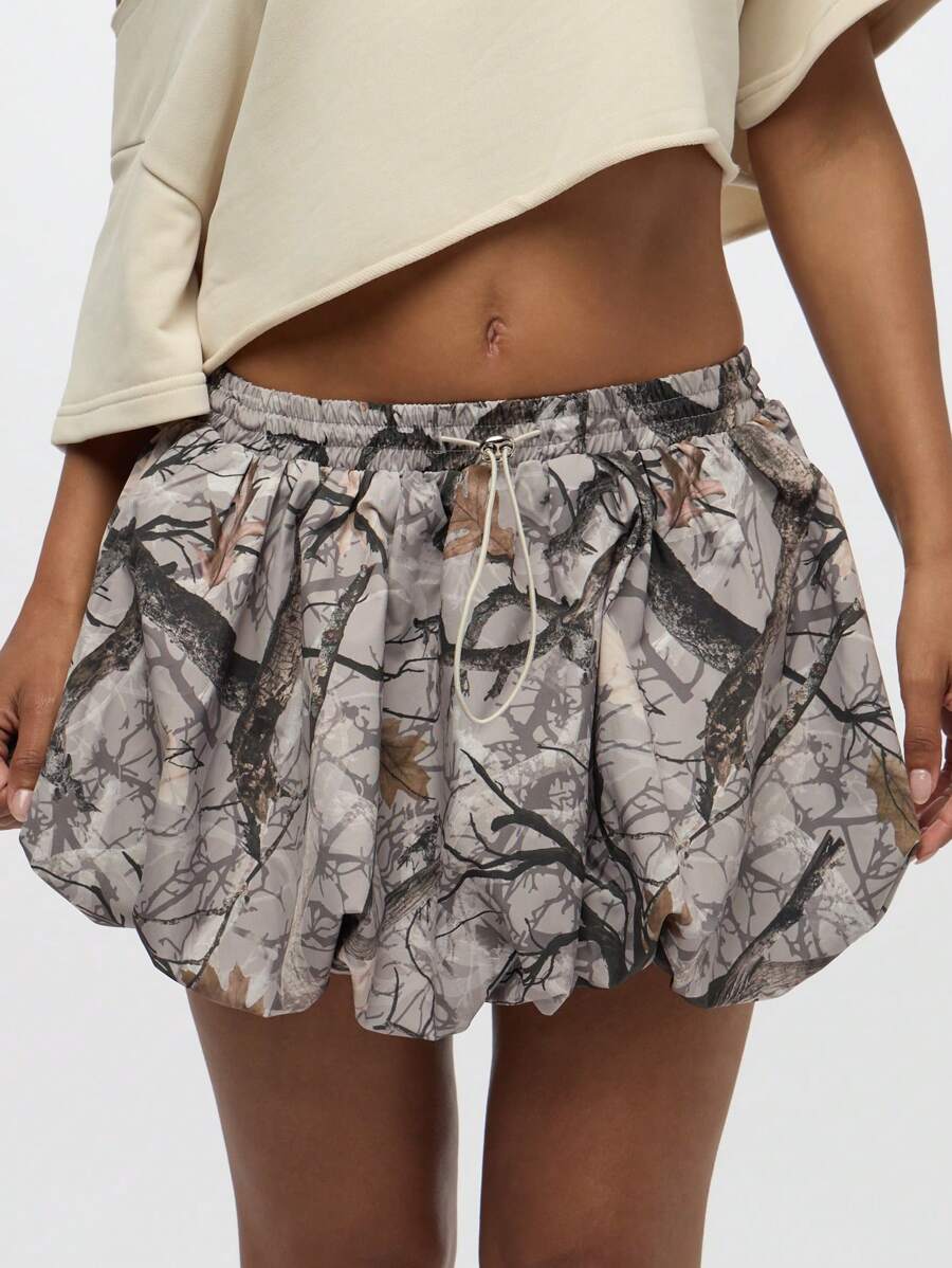 SUMWON WOMEN Minifalda de nylon con estampado camuflaje y dobladillo con volumen, para ropa deportiva y urbana, diseño de dobladillo abullonado, apta para otoño, invierno y primavera - Multicolor - Ver 1