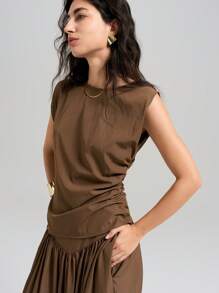 Ontre 女式 2025 年夏季纯色圆领不对称下摆无袖休闲吊带背心，优雅派对，适合独立日、海滩度假、毕业典礼、婚礼嘉宾、阵亡将士纪念日、舞会、日常通勤，搭配裙子 - 咖啡棕 - 查看 5