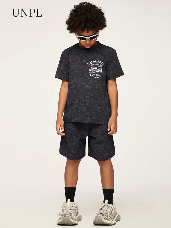 Set casual de 2 bucăți Tween Boy Street Style, tricou din țesătură cu pete cu litere și grafică auto, pantaloni scurți cu design textural unic, atmosferă sportivă