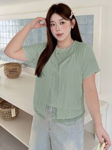 Dazy Plus Camiseta de mujer talla grande de verano con mangas cortas, contraste de encaje y detalle de lazo delantero en 2 en 1