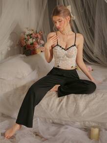 DelicateAllure 女士蕾丝爱心荷叶边吊带长裤睡衣套装 ChicAutumn Babydoll 舒适优雅细节 - 黑與白 - 查看 4