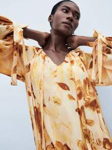 Maija 女式黄色夏季连衣裙，别致优雅的花卉印花 V 领，荷叶边细节，宽松版型，腰带，喇叭下摆，长袖，休闲海滩度假迷你连衣裙